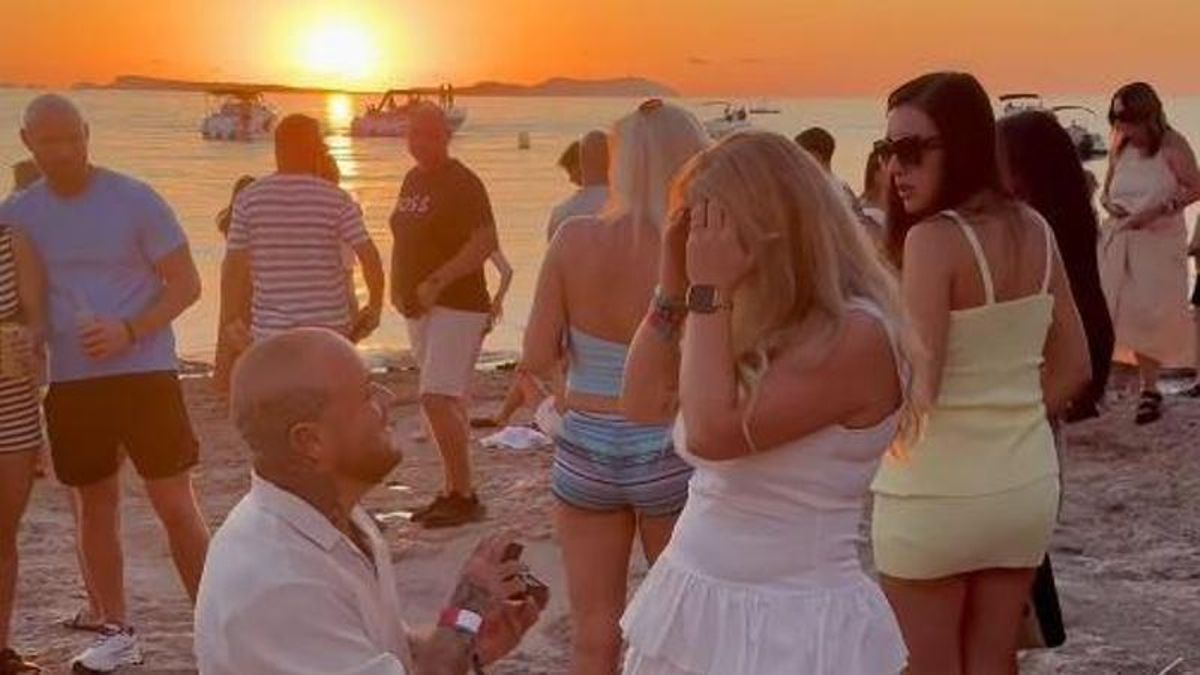 DJ proposes to his girlfriend during a beautiful sunset in Ibiza