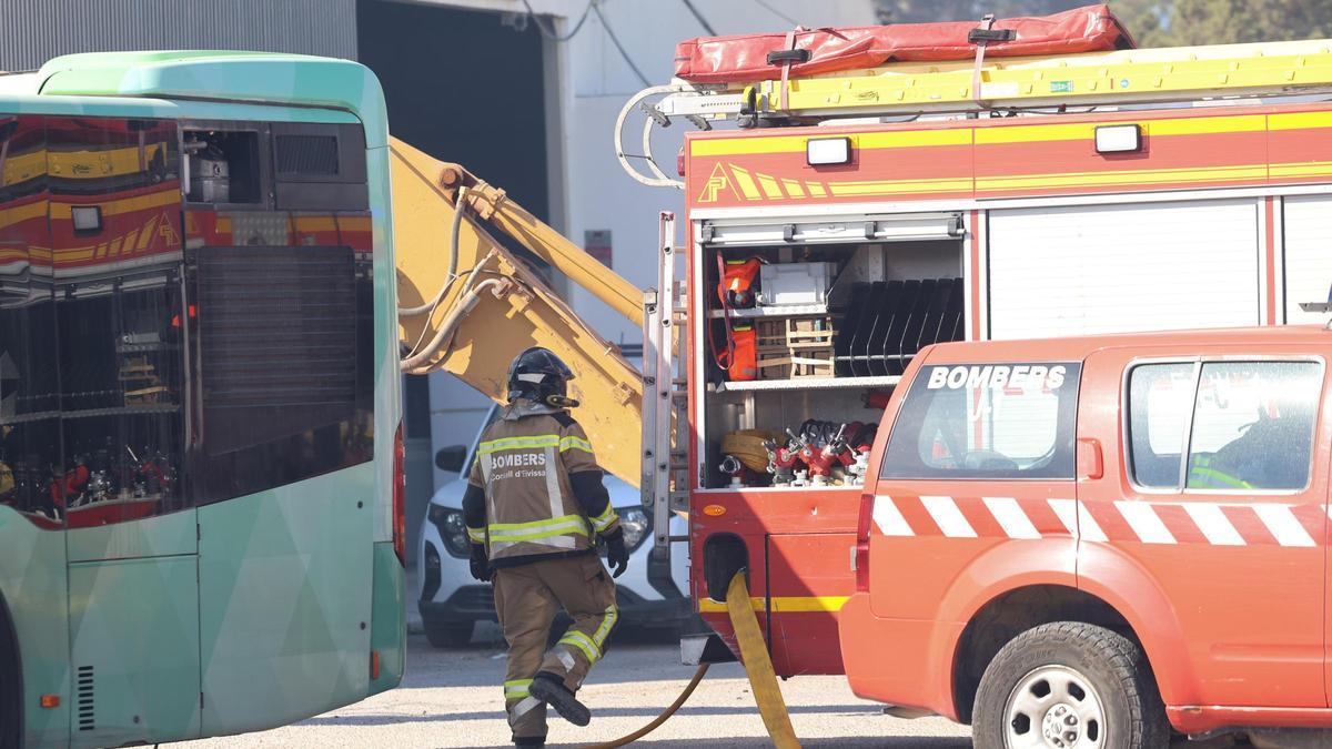 A driver gets trapped between the automatic doors of his bus in Sant Antoni