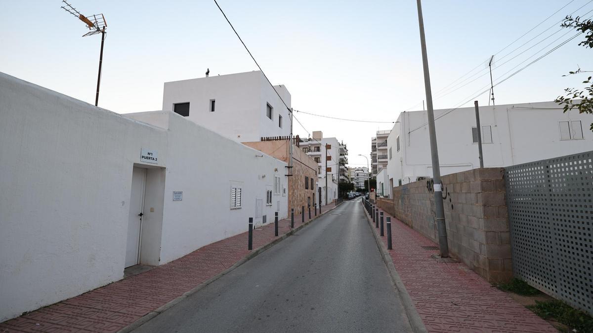 Balaclava masks and handcuffs to handcuff the victim: this is how the violent robbery in Sant Antoni took place