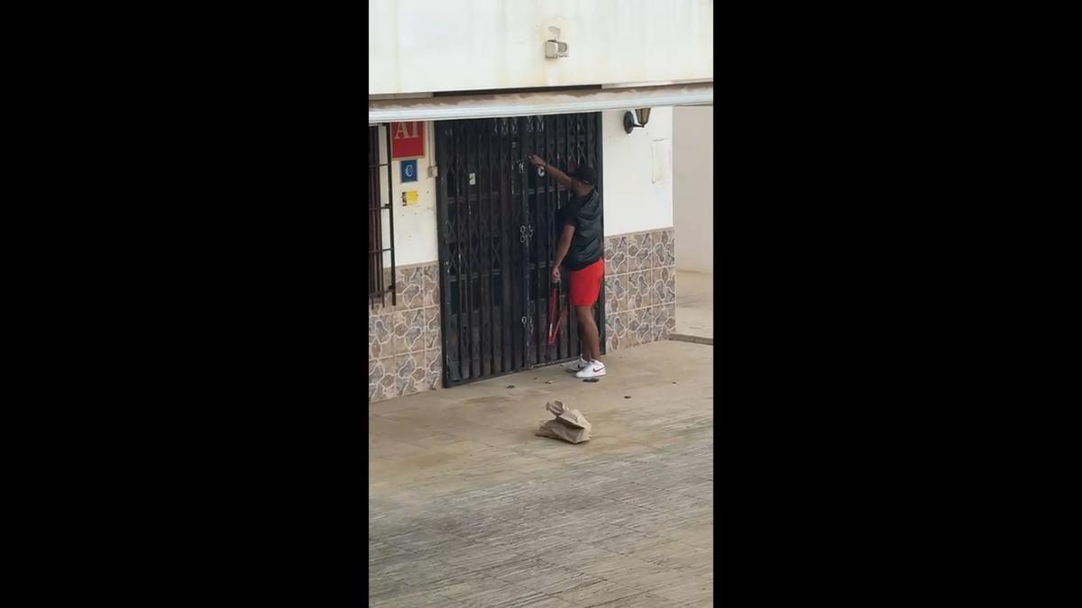 A group of neighbors aborts a squatting attempt in Ibiza