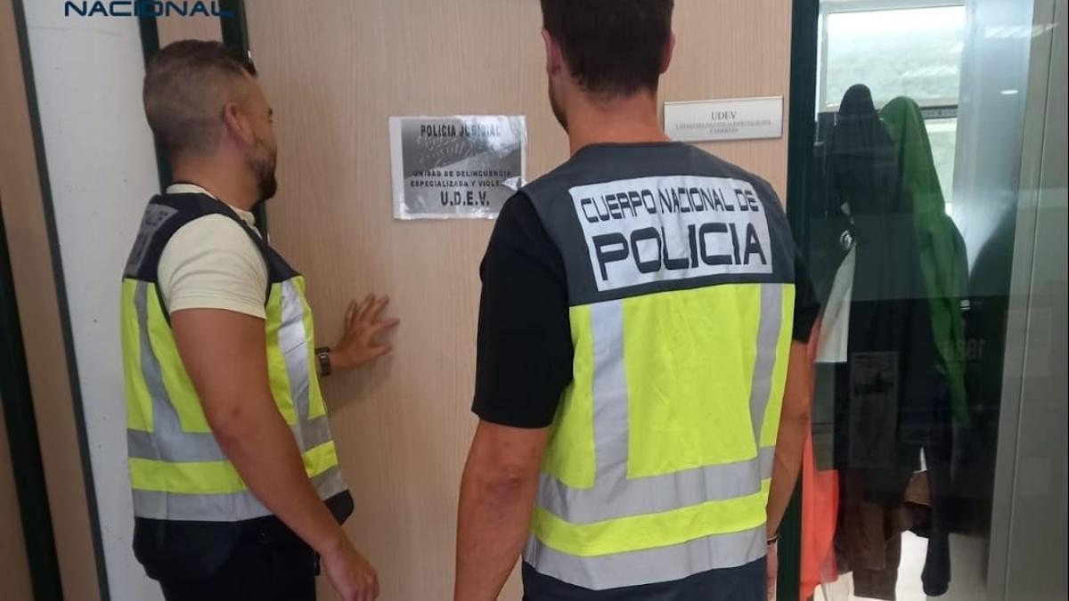 Arrested for wounding a man in the chest and neck with a glass bottle on a street in Ibiza