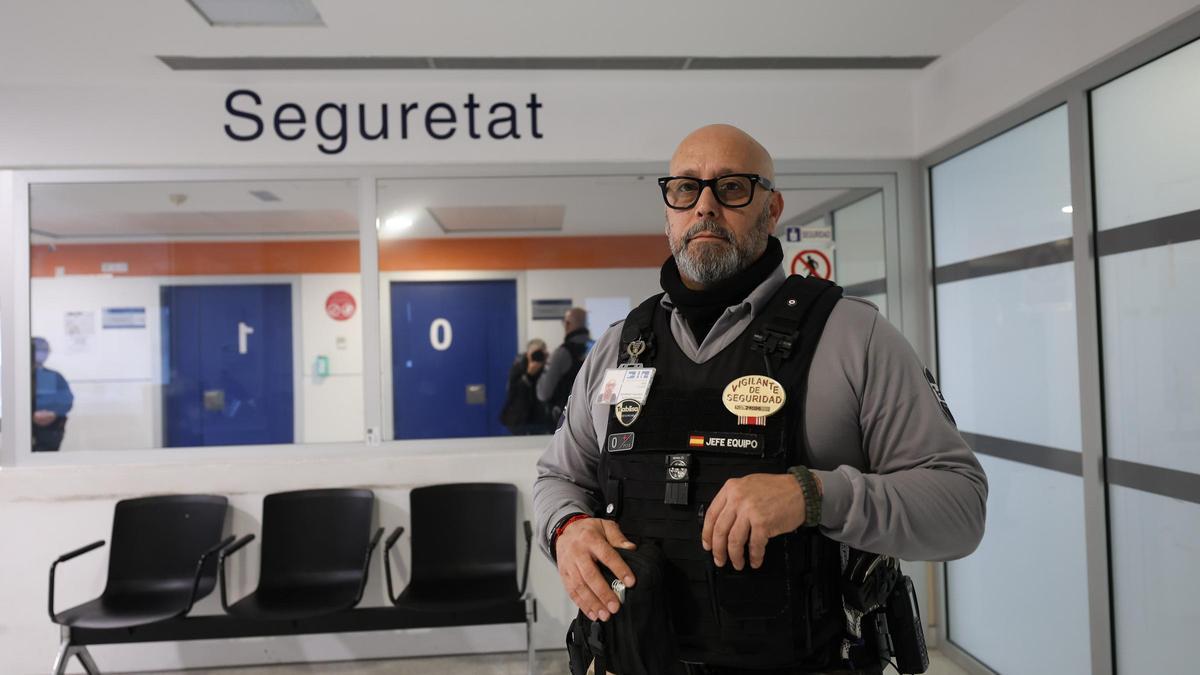 José Carlos Granda Martínez, security at the hospital in Ibiza who restrained a man carrying a ham knife: “He said he was coming to take someone in front of him”
