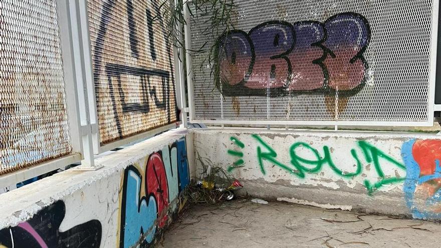 Safety concerns raised over playground in Ibiza: rusty swings, rubbish and graffiti in Cala de Bou