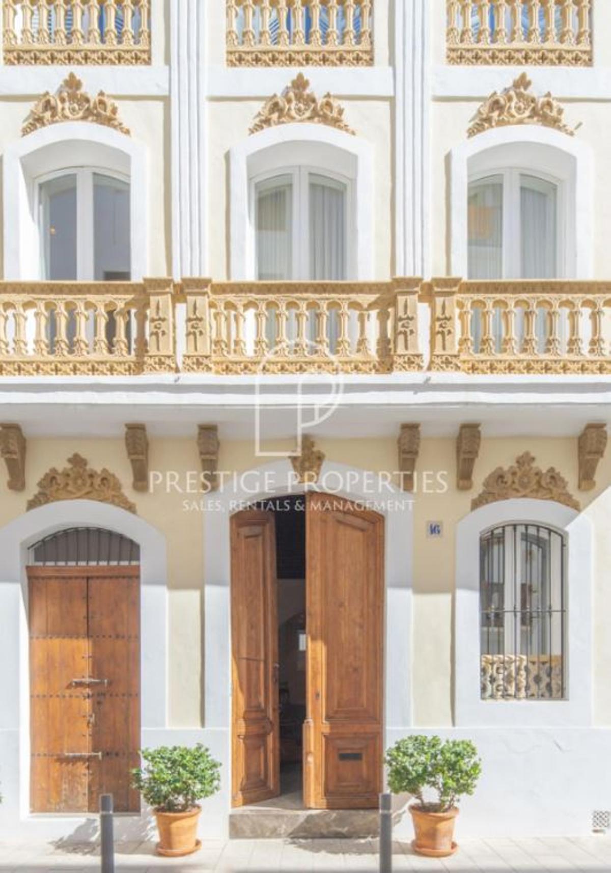 La fachada del edificio de tres plantas