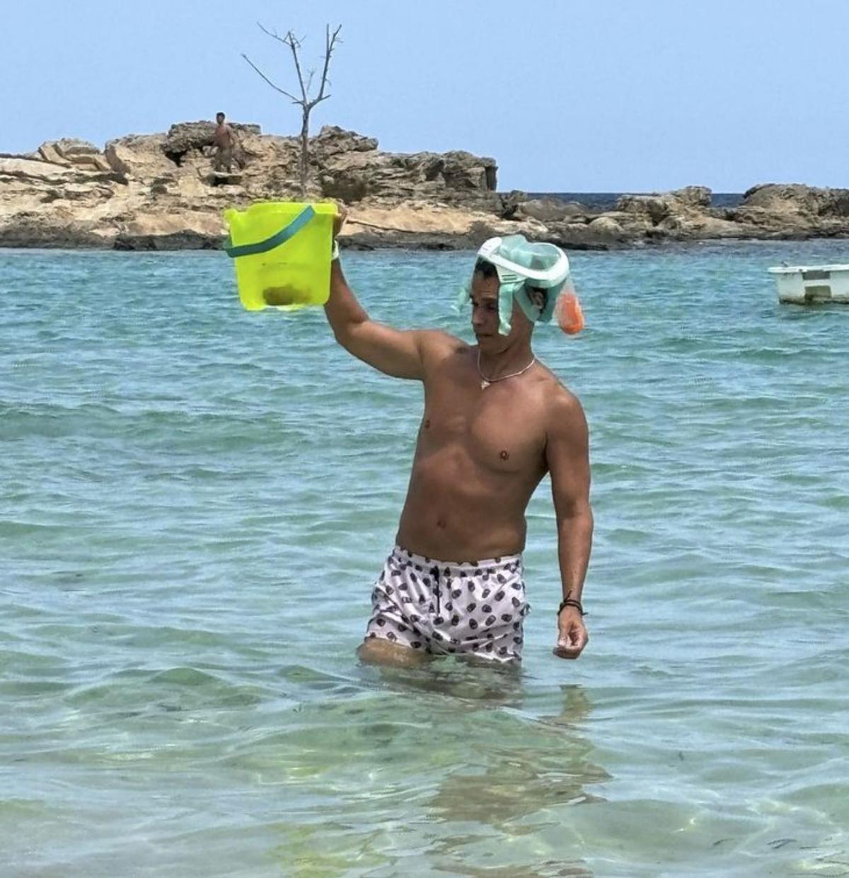 Carlos Baute saliendo del agua.