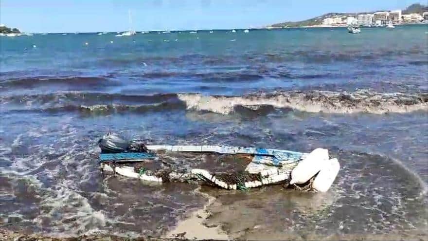 Video: A boat run aground in Sant Antoni