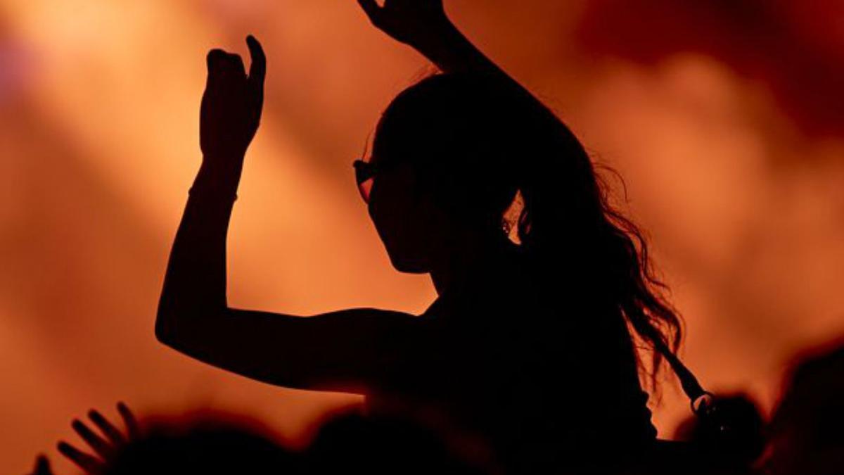 Mujer bailando en Ushuaïa. | USHUAÏA IBIZA