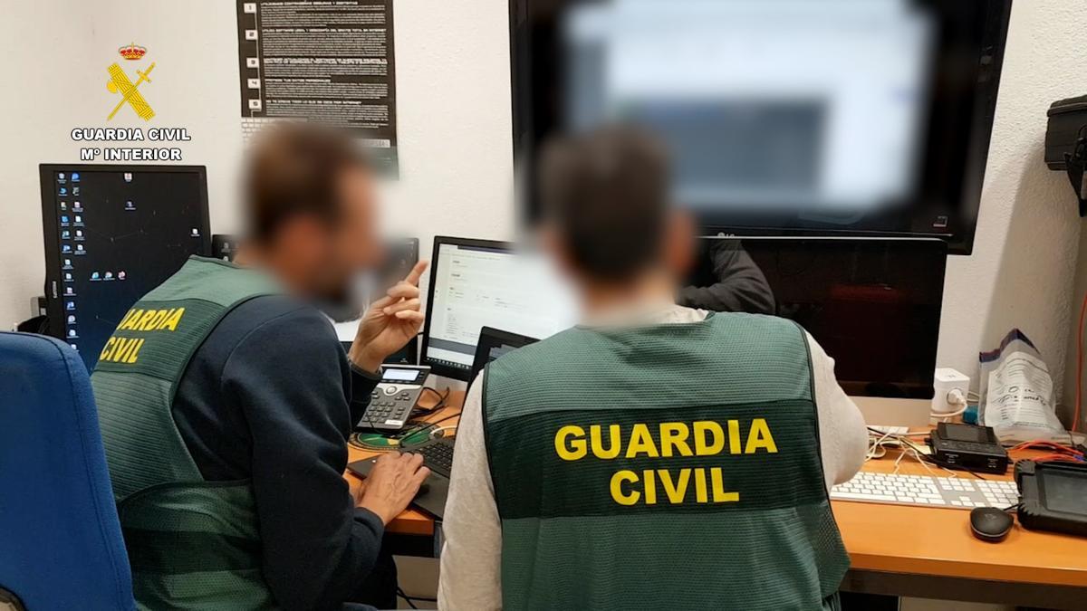 Dos agentes del instituto armado durante la investigación