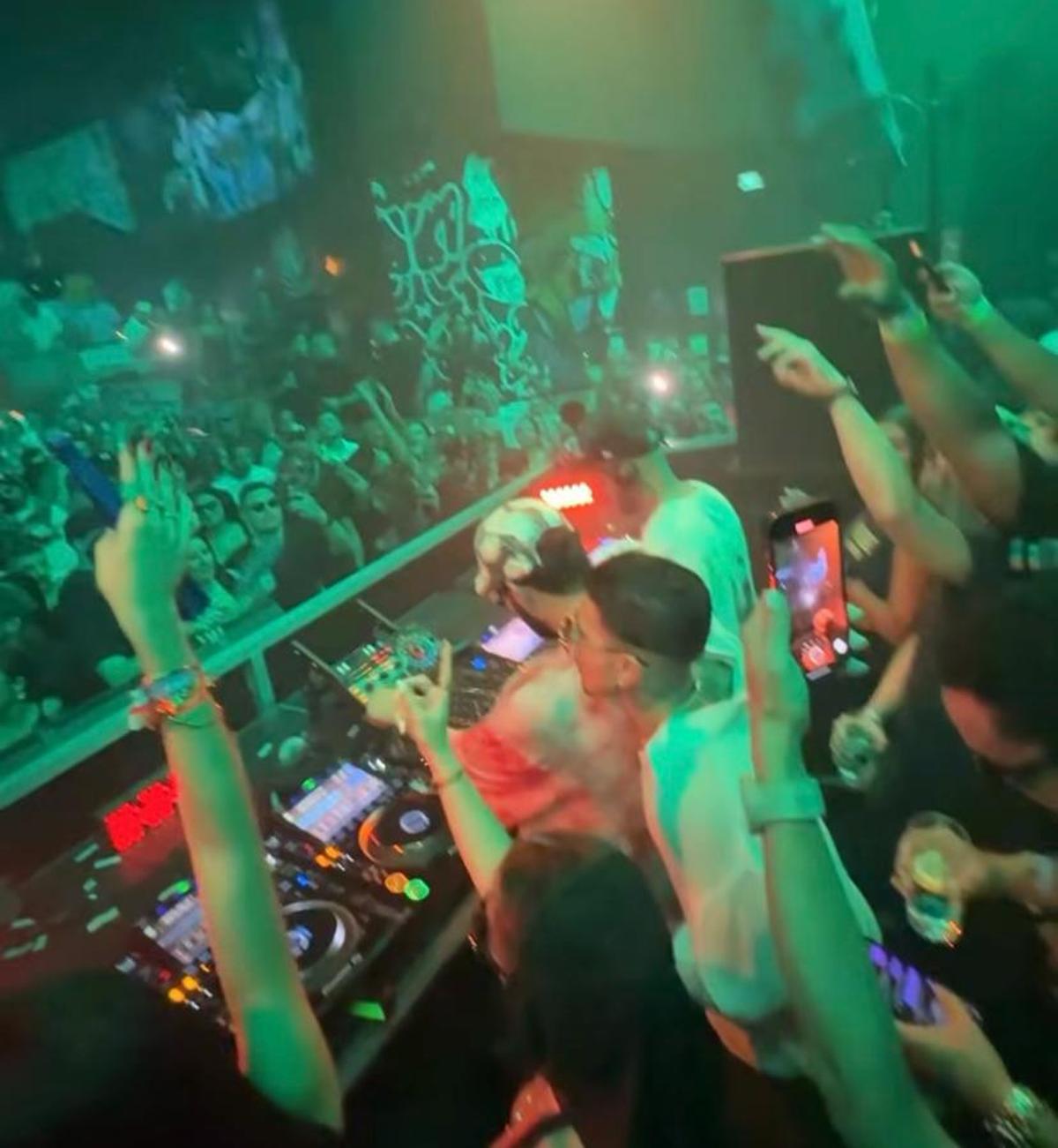 Rauw Alejandro, bailando en la cabina con The Martínez Brothers