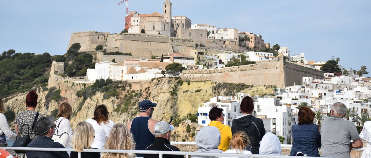 The ferry line between the Pitiusas Islands loses 329,739 passengers from January to August