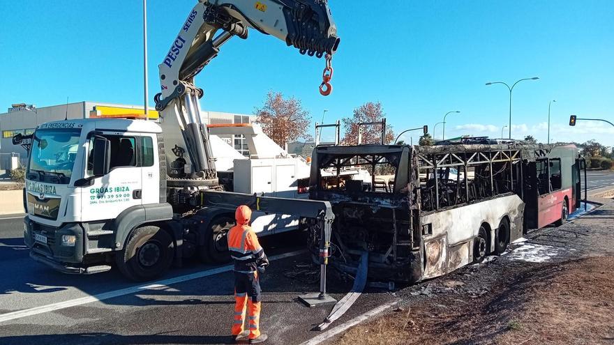 This is how the bus has been burned on the road to Sant Antoni