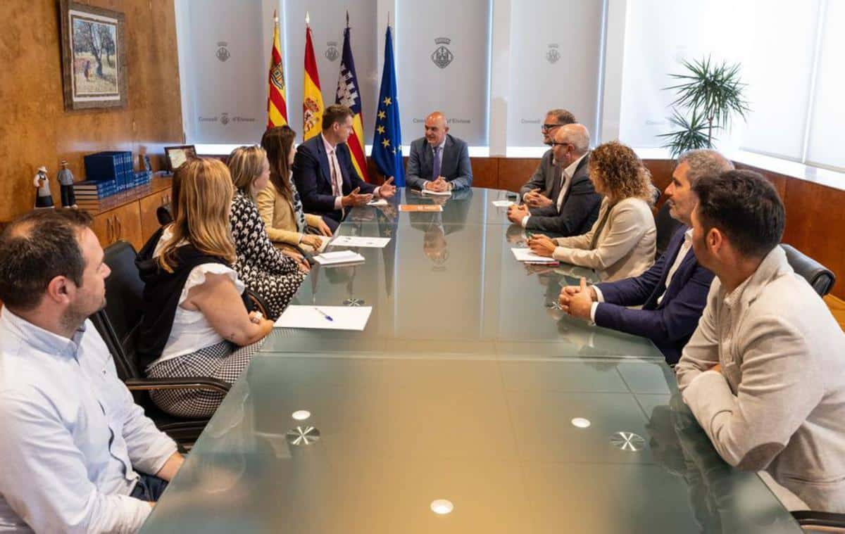 Image of the meeting, which took place at the Consell headquarters. | VICENT MARÍ