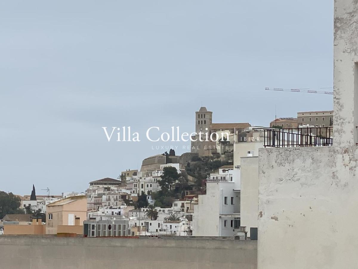 La terraza tiene vistas a Dalt Vila
