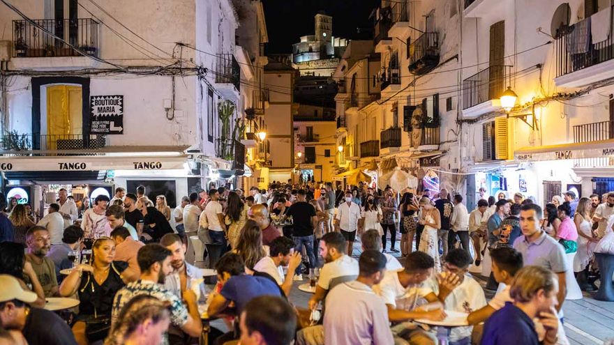 Crowds and parties every day in port of Ibiza after closure of bars