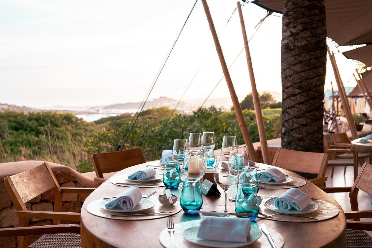 D-Lounge en Destino Pacha ofrece vistas al mar y un increíble atardecer.