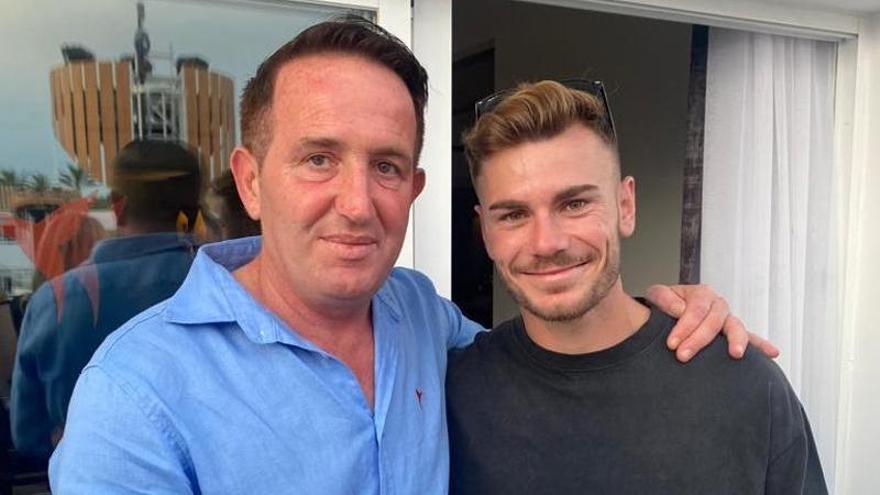El mánager del restaurante The Oyster & Caviar, con Toni Lato.