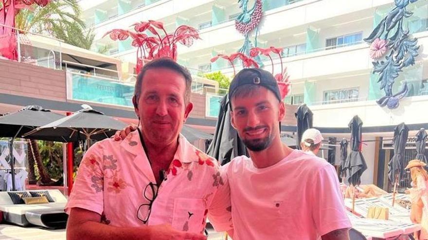 El mánager del restaurante The Oyster & Caviar, con Álex Baena.