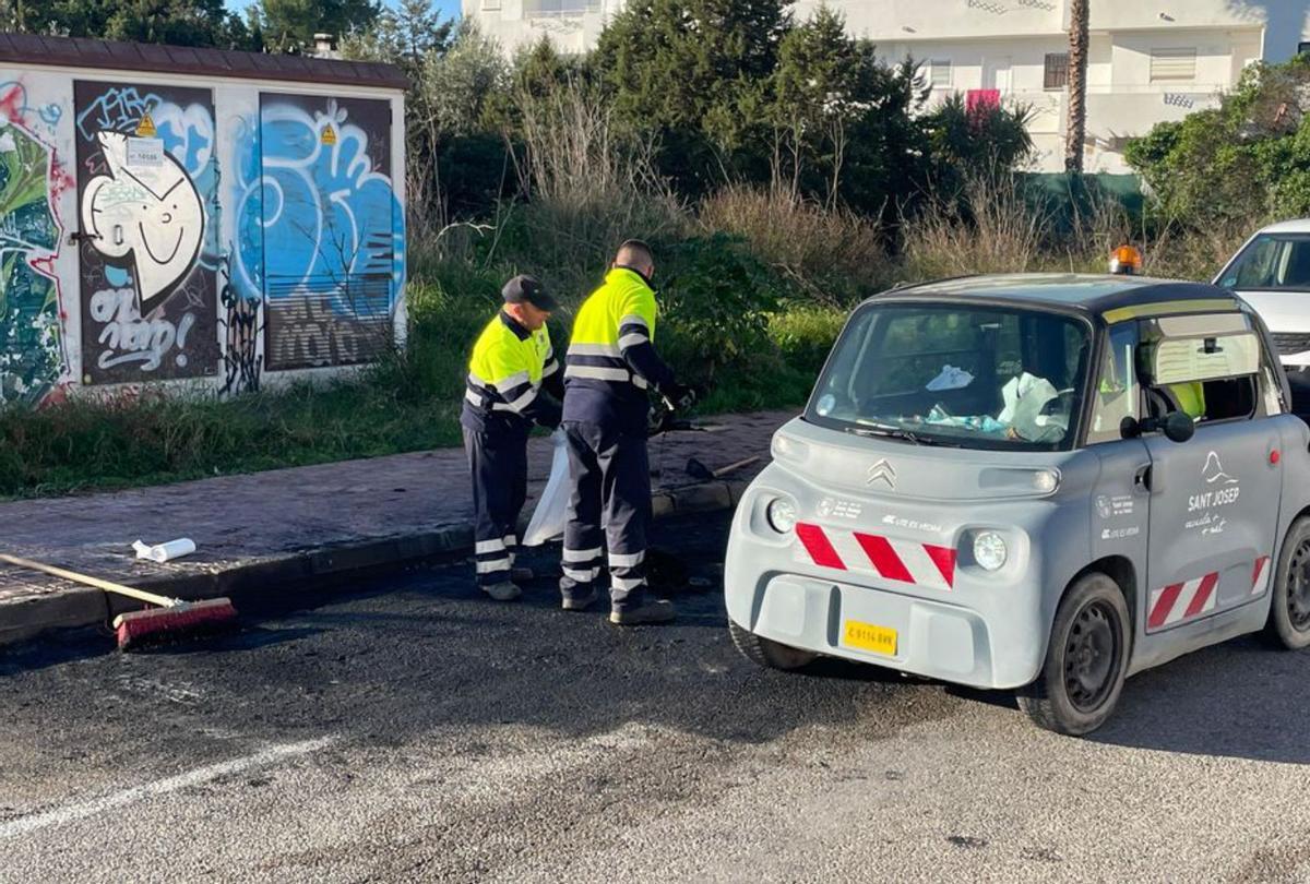 Operarios de limpieza en el lugar del suceso. | G.S.