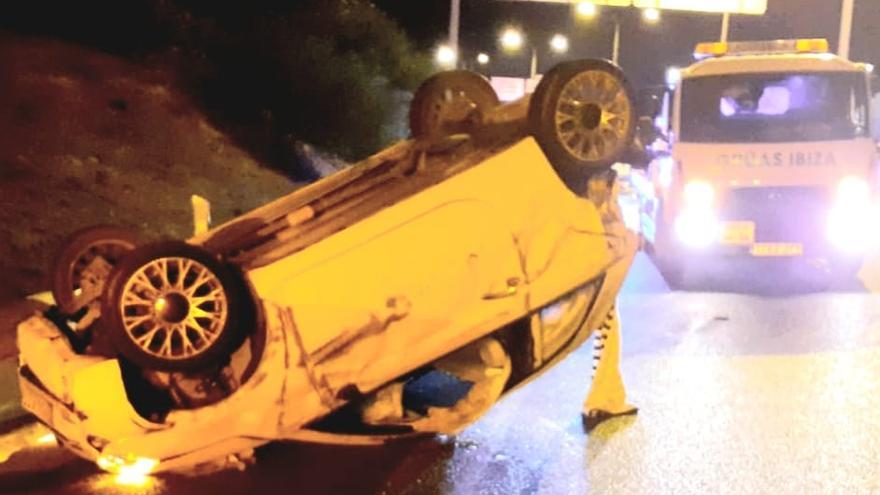 Operarios de Grúas Ibiza han retirado ambos vehículos de la calzada.