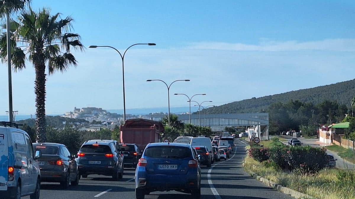 Retention on the road after the collision between the three vehicles