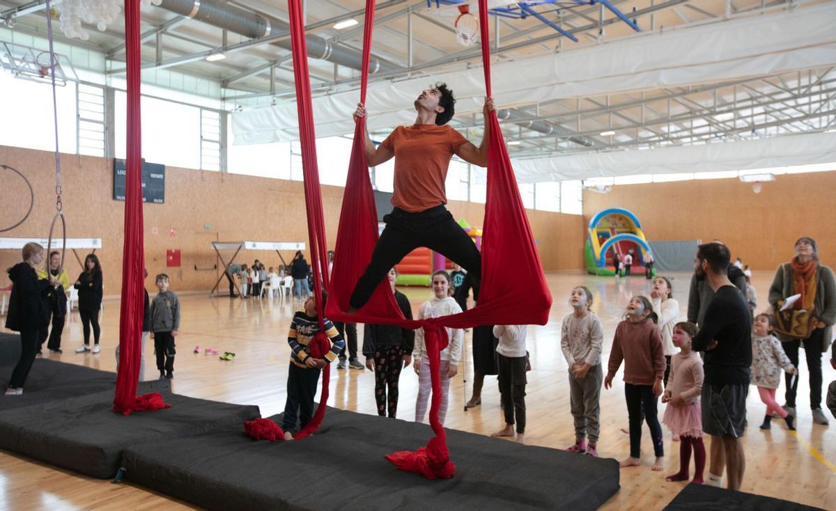 Pequeños acróbatas en el Divernadal de Can Guerxo