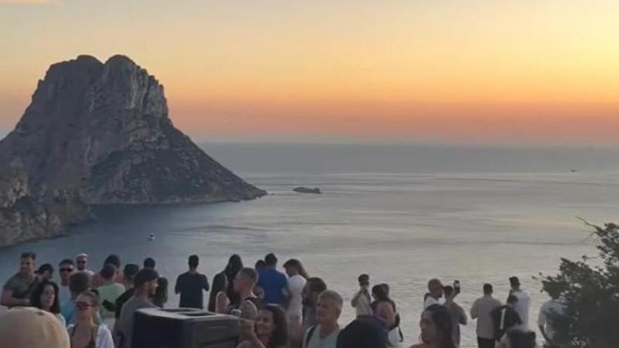 Video: party of a well-known dj at the viewpoint of Cala d'Hort