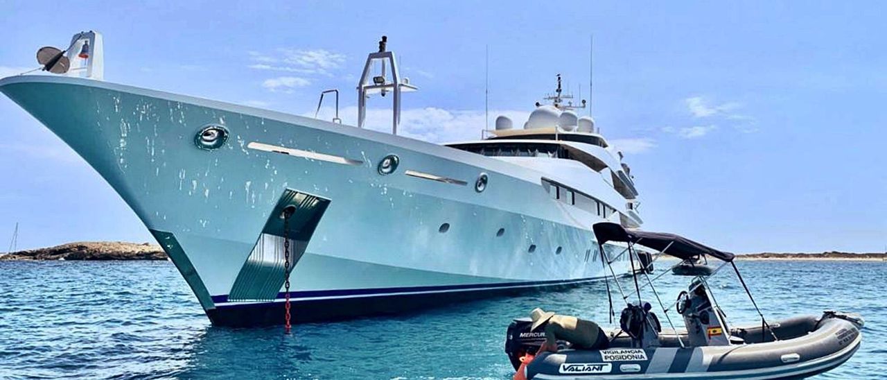 The waters of the Ses Salines Natural Park of Ibiza and Formentera at limit of anchoring capacity