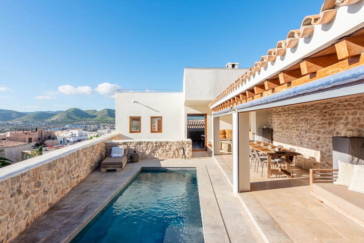 Palace XI has a swimming pool and garage