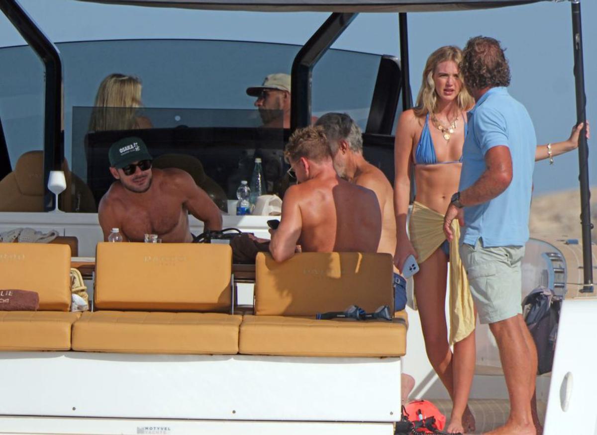 Una amiga fotografía a Aitana en la cubierta de un yate.