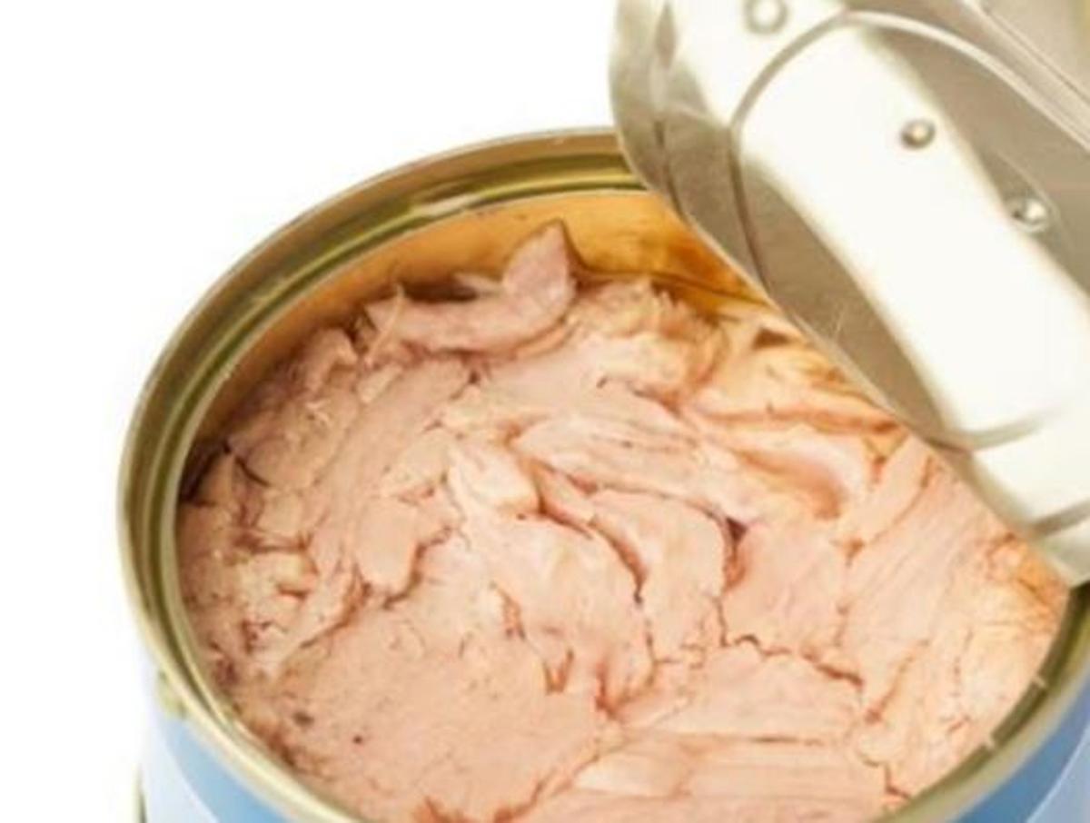 Una lata de atún en conserva.