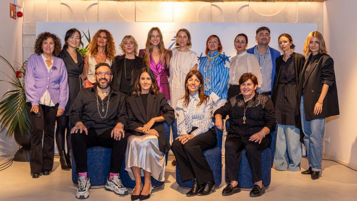 Foto de grupo de la comitiva ibicenca y las representantes de la revista