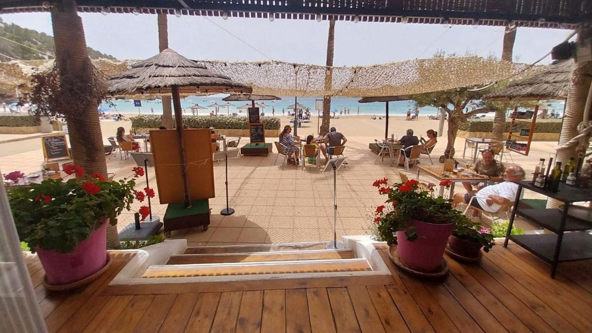 La terraza de Ca La Calma ofrece unas bonitas vistas al mar de la Cala de Sant Vicent. | CA LA CALMA