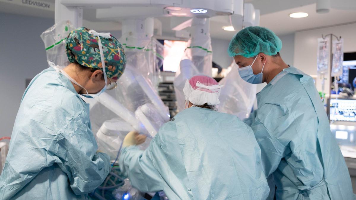 Un equipo de la Policlínica durante una intervención