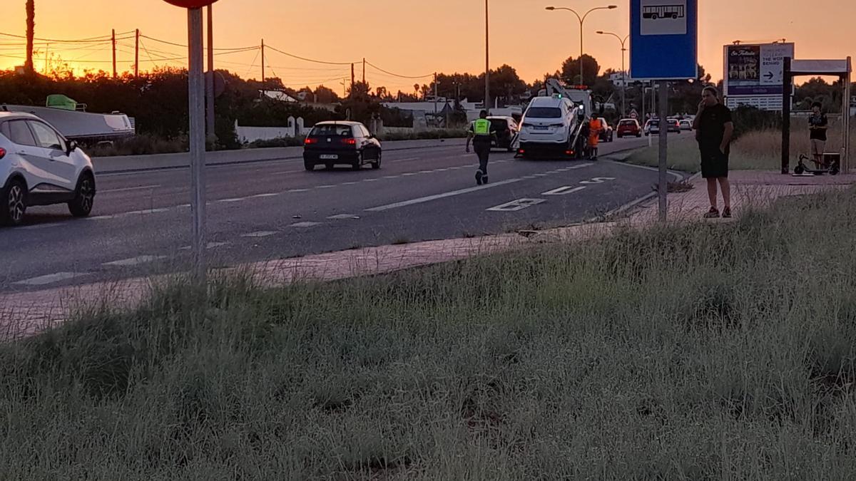 La grúa se lleva el coche que ha atropellado al joven