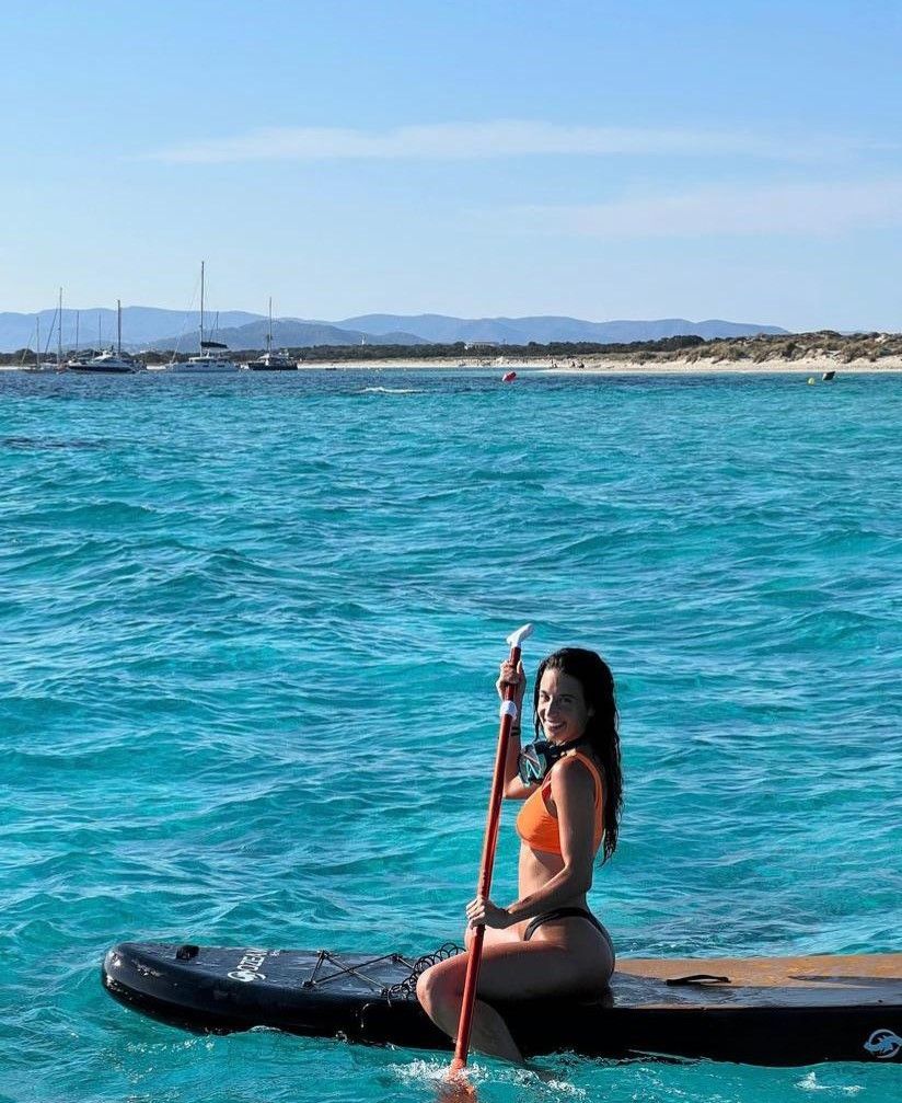 The actress practices paddle surfing in Ibiza waters