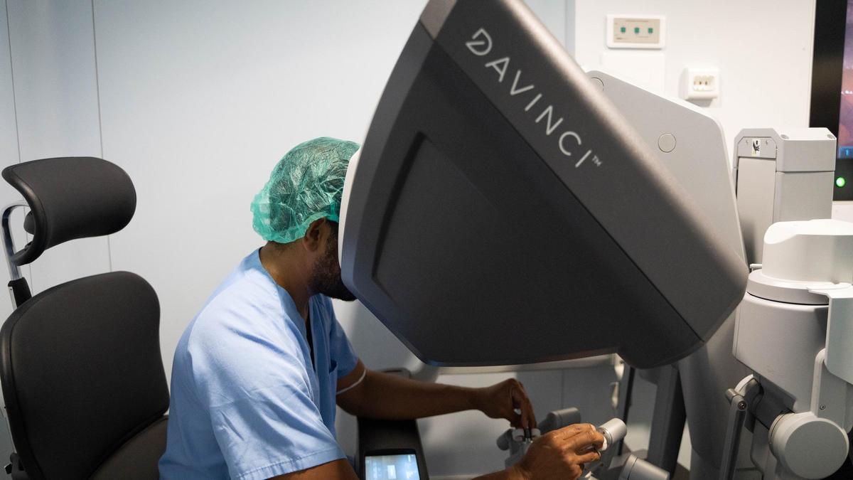 Uno de los trabajadores de la Policlínica utiliza Da Vinci