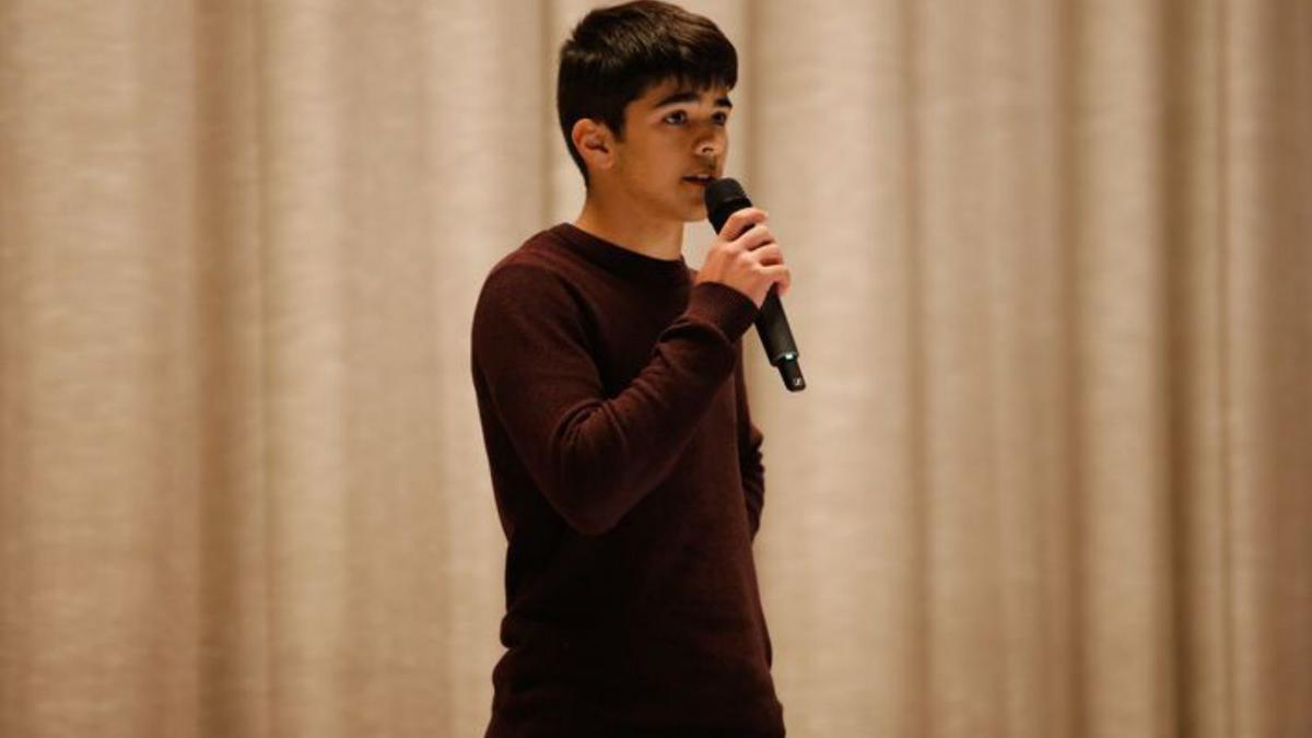 Marc Guirado, que también recitó una glosa, se dirige a los asistentes.