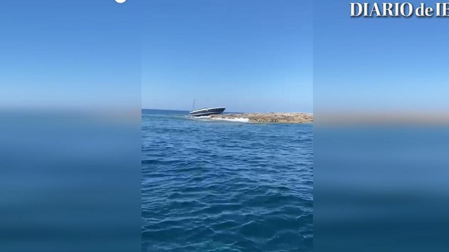 Eleven people rescued from a boat run aground on an islet between Ibiza and Formentera