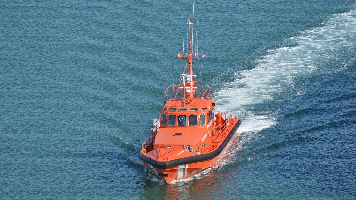 Three crew members rescued from a sailboat stranded in Pou des Lleó