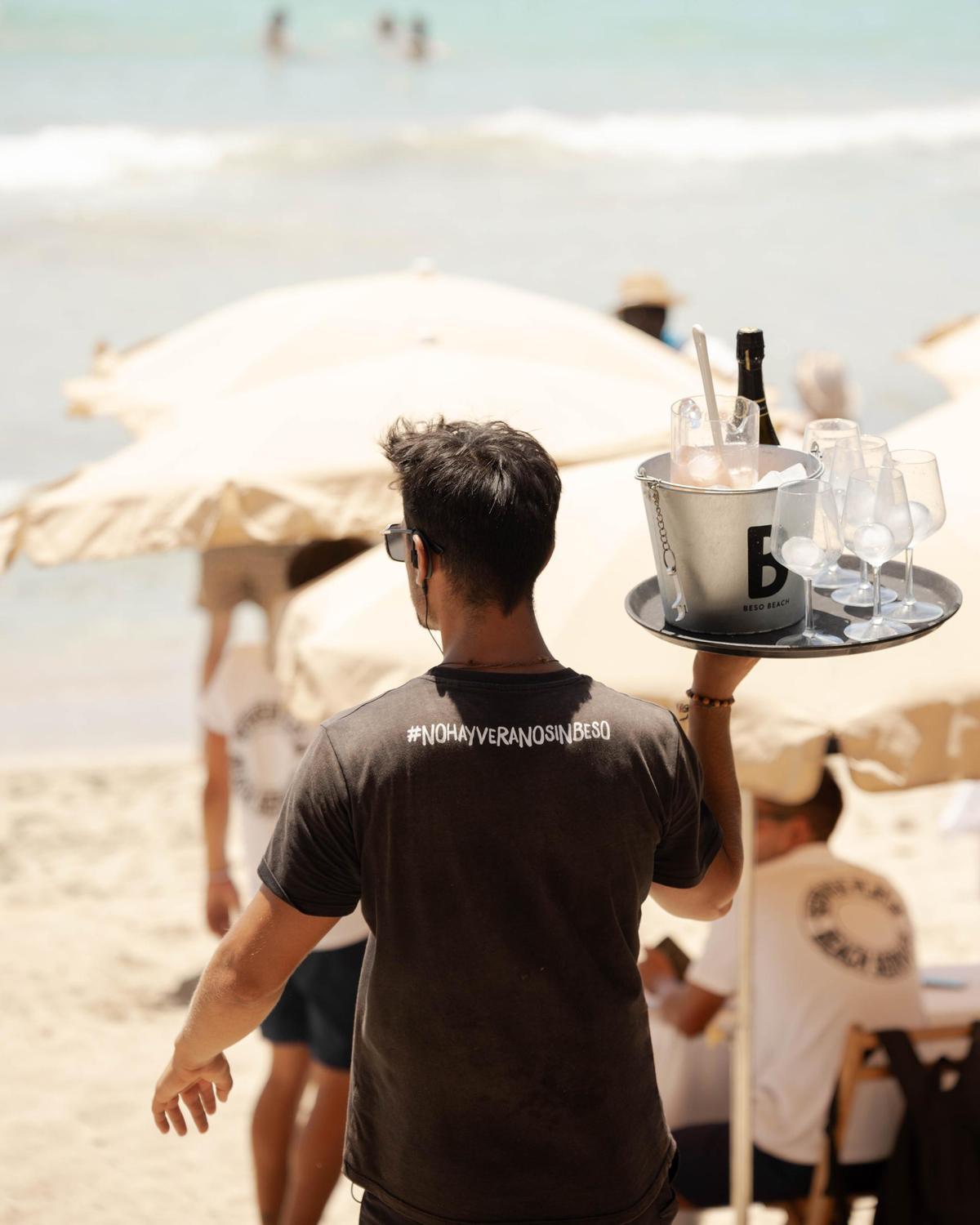 Beso Beach Ibiza garantiza una experiencia a la altura del entorno en el que se encuentra.