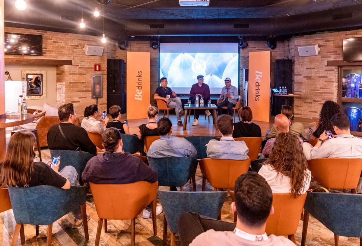 Durante el evento se celebran, previo registro, diferentes ponencias y catas.