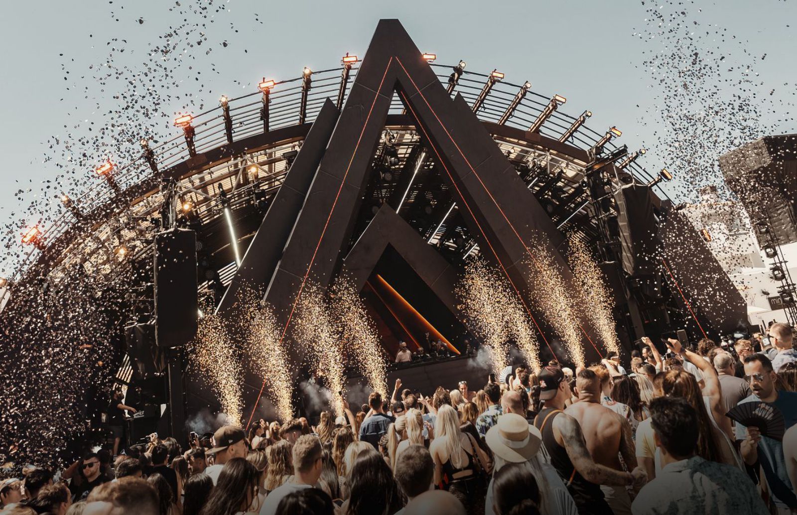 El escenario de Ushuaïa se convierte cada sábado en un volcán en erupción con ANTS.