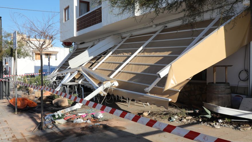 Car ploughs into terrace of a bar in Formentera destroying its pergola and street furniture