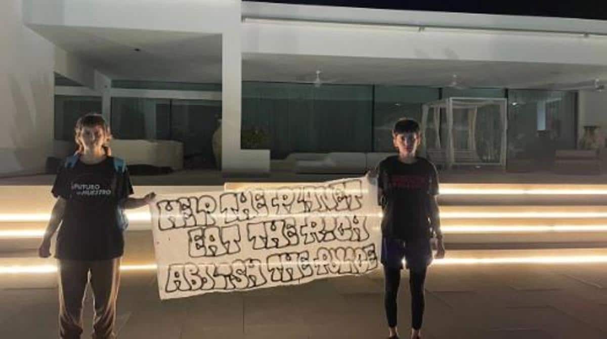 With the banner, at the entrance to the salon