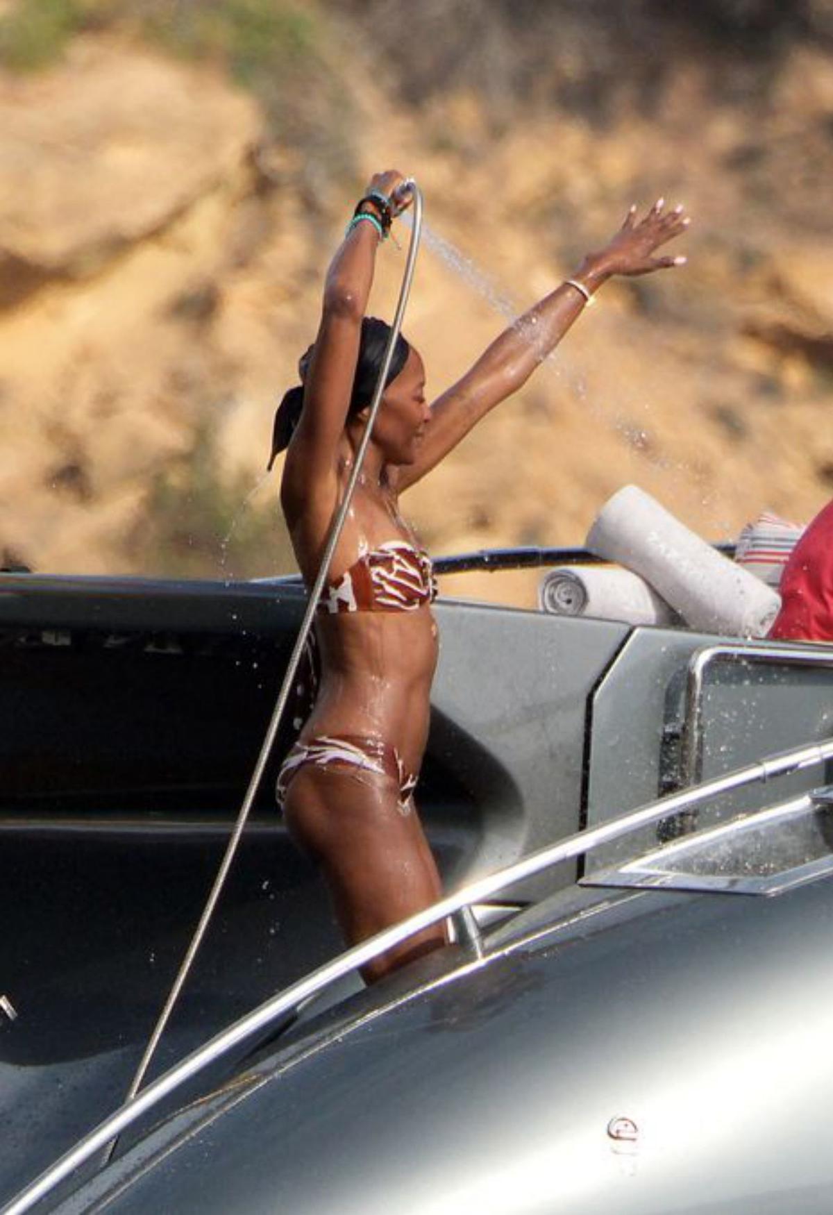 Naomi Campbell en plena ducha y Carvajal con su familia en ses Salines.