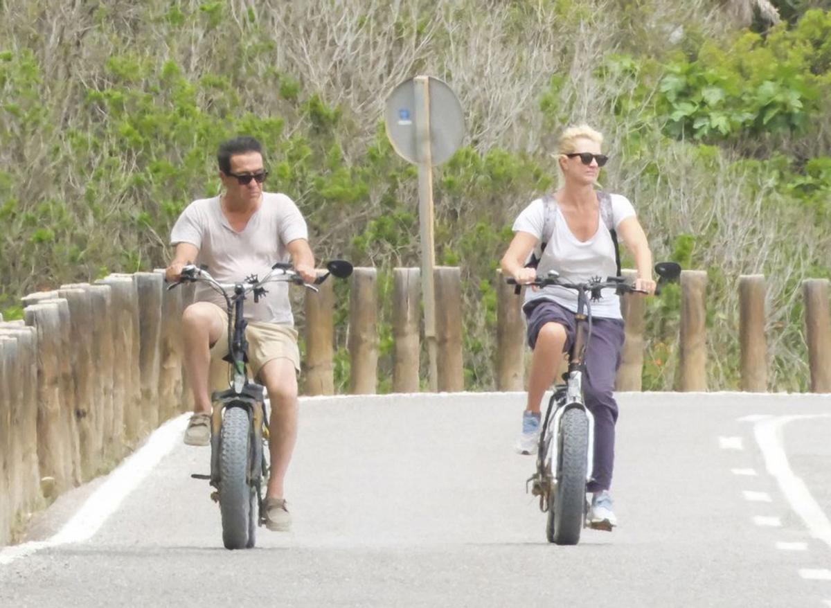Ana Duato, en bicicleta por las carreteras de la isla.