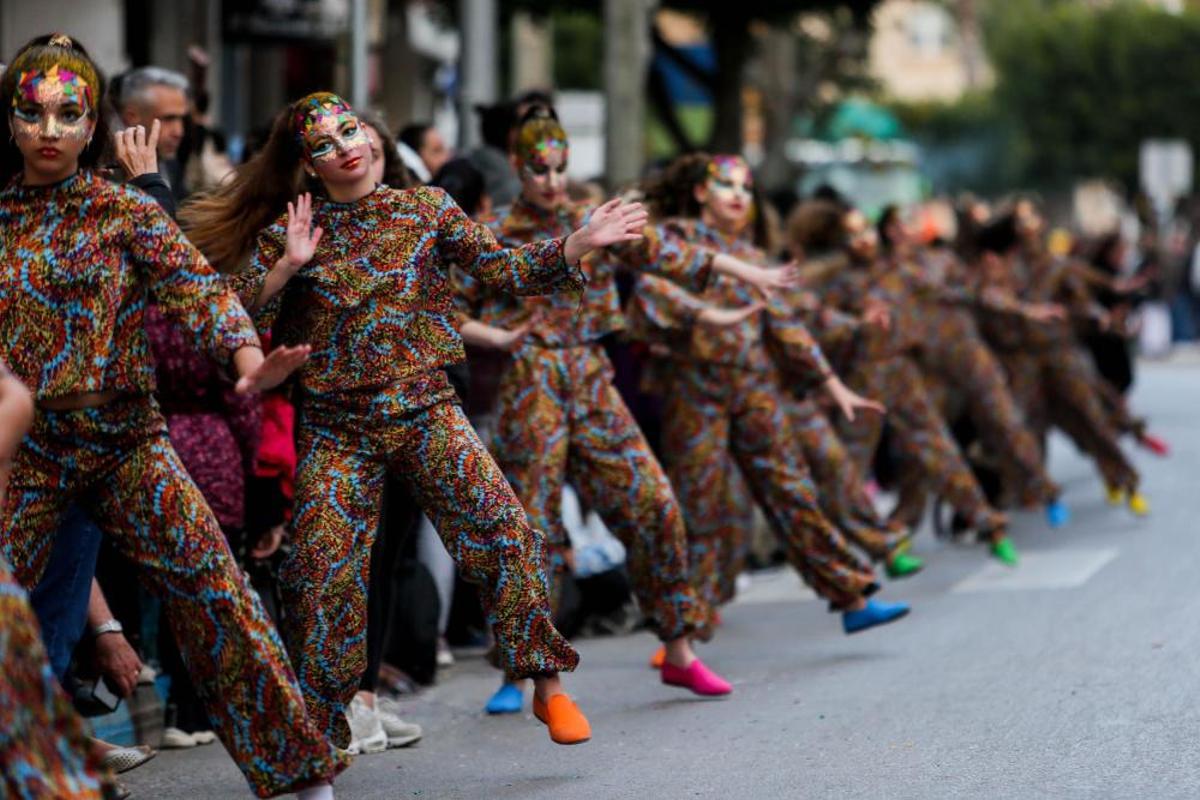 Cerca de ochocientas personas, repartidas en 16 comparsas y grupos, participaron ayer en la rúa de Santa Eulària