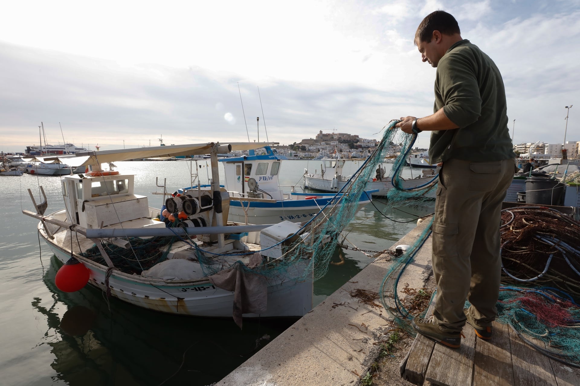The Govern installs devices on 77 boats of the Pitiusas to control fishing