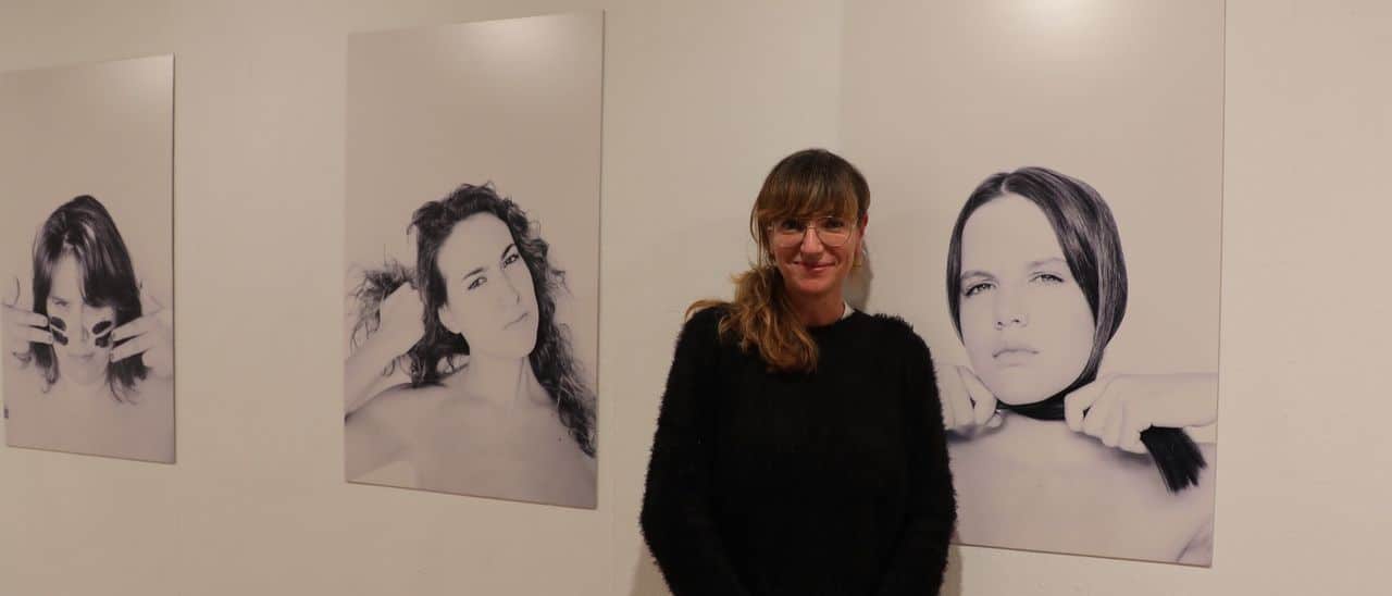 A large dark stain in the water of Cala Tarida provokes complaints from bathers