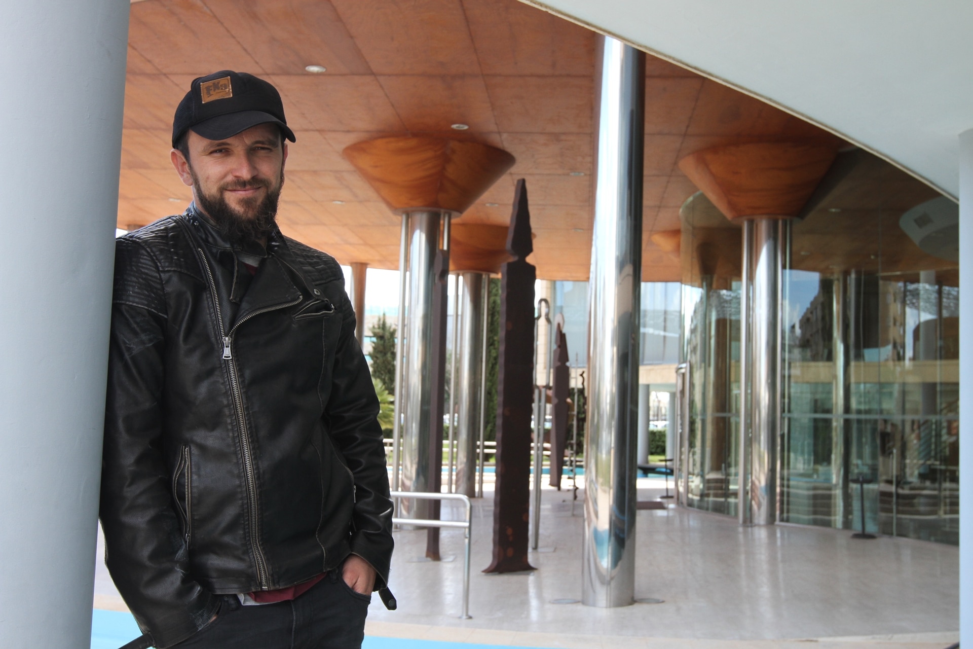 Una dependienta de Es Brico coloca las cajas de ventiladores. 